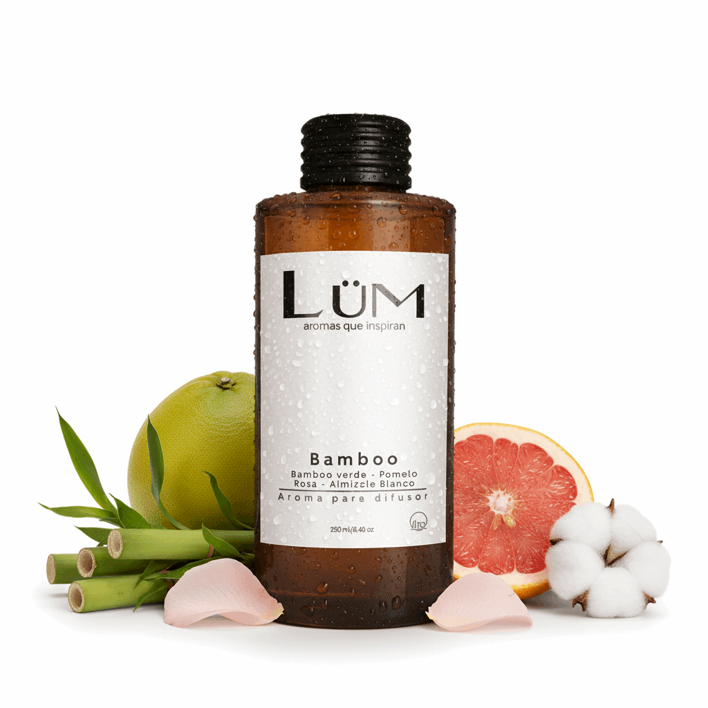 Aroma para difusor Bamboo LÜM con tallos de bambú y cítricos frescos en fondo blanco